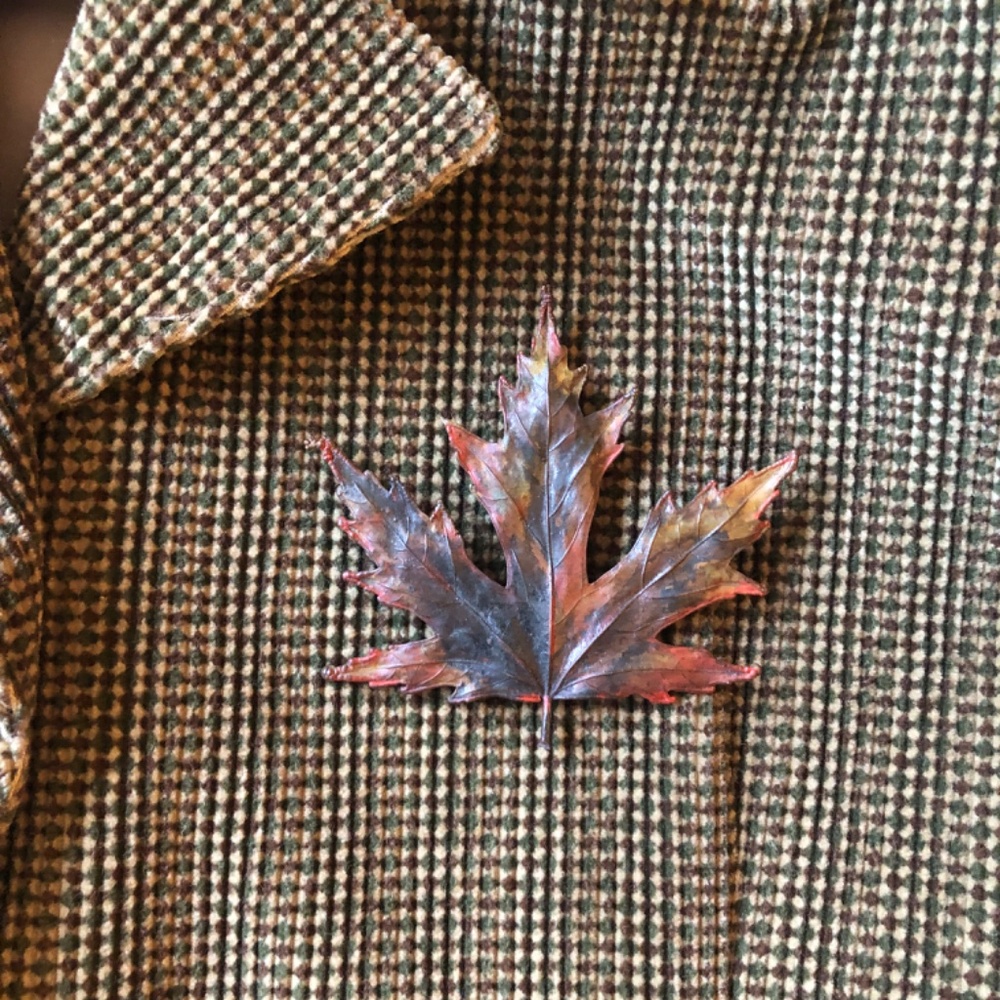 Metal Patina Oak Leaf Pin/Brooch with Loop to put on Chain - Picture 5 of 5